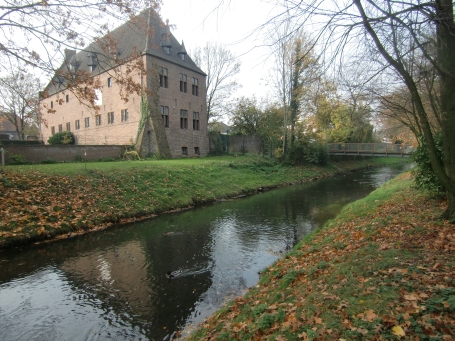 Goch : Stadtbücherei, gesehen vom Stadtpark und von der Niers
